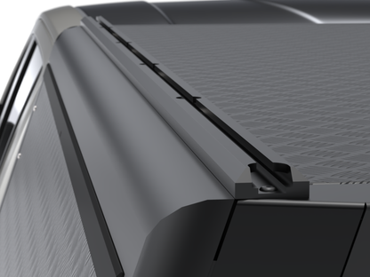 Hardtop Alu-Cab "Guard" pour Toyota Hilux Revo 2016+ Double-Cab, robuste en aluminium, vue de face avec fenêtres et porte.