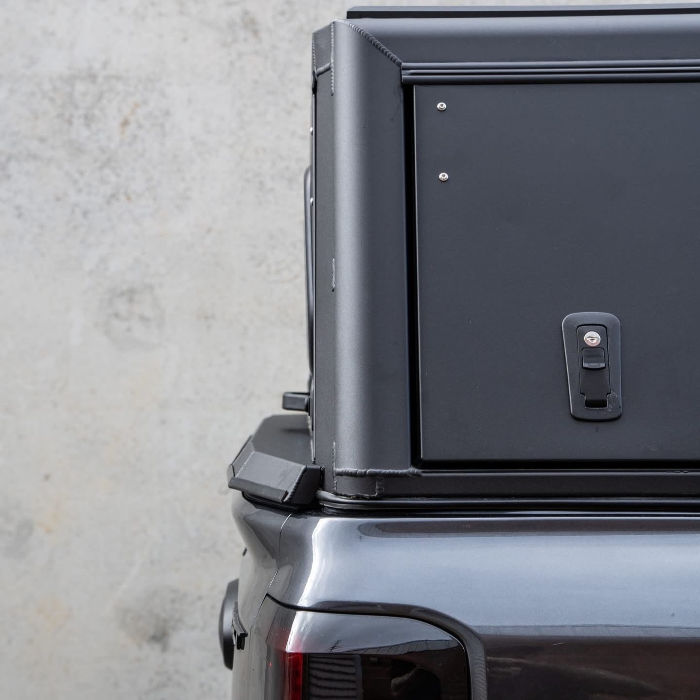 Hardtop en aluminium Alu-Cab Explorer 3 pour Ford Ranger Raptor 2023+ avec vue du dessus et détails de fixation.
