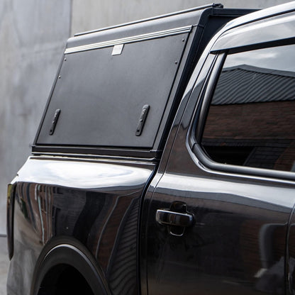 Hardtop en aluminium Alu-Cab Explorer 3 pour Ford Ranger Raptor 2023+, solide et durable, installé sur le véhicule.