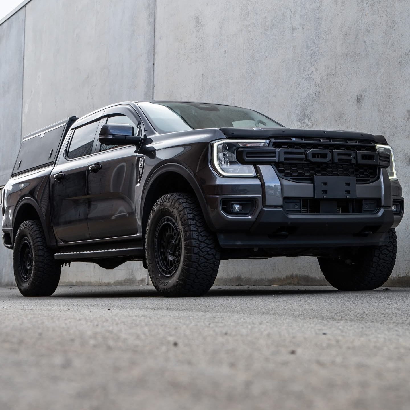 Hardtop aluminium Alu-Cab Explorer 3 pour Ford Ranger Raptor 2023+ installé sur le véhicule, en couleur argentée.