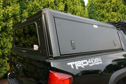 Hardtop aluminium Alu-Cab Explorer 3 pour Nissan Navara NP300 D23 2016+, robuste et adapté pour camping et transport.