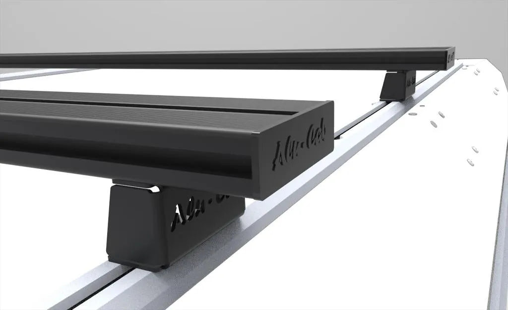 Kit de 2 barres de toit en aluminium Alu-Cab, visibles avec fixation et profil léger pour véhicule.