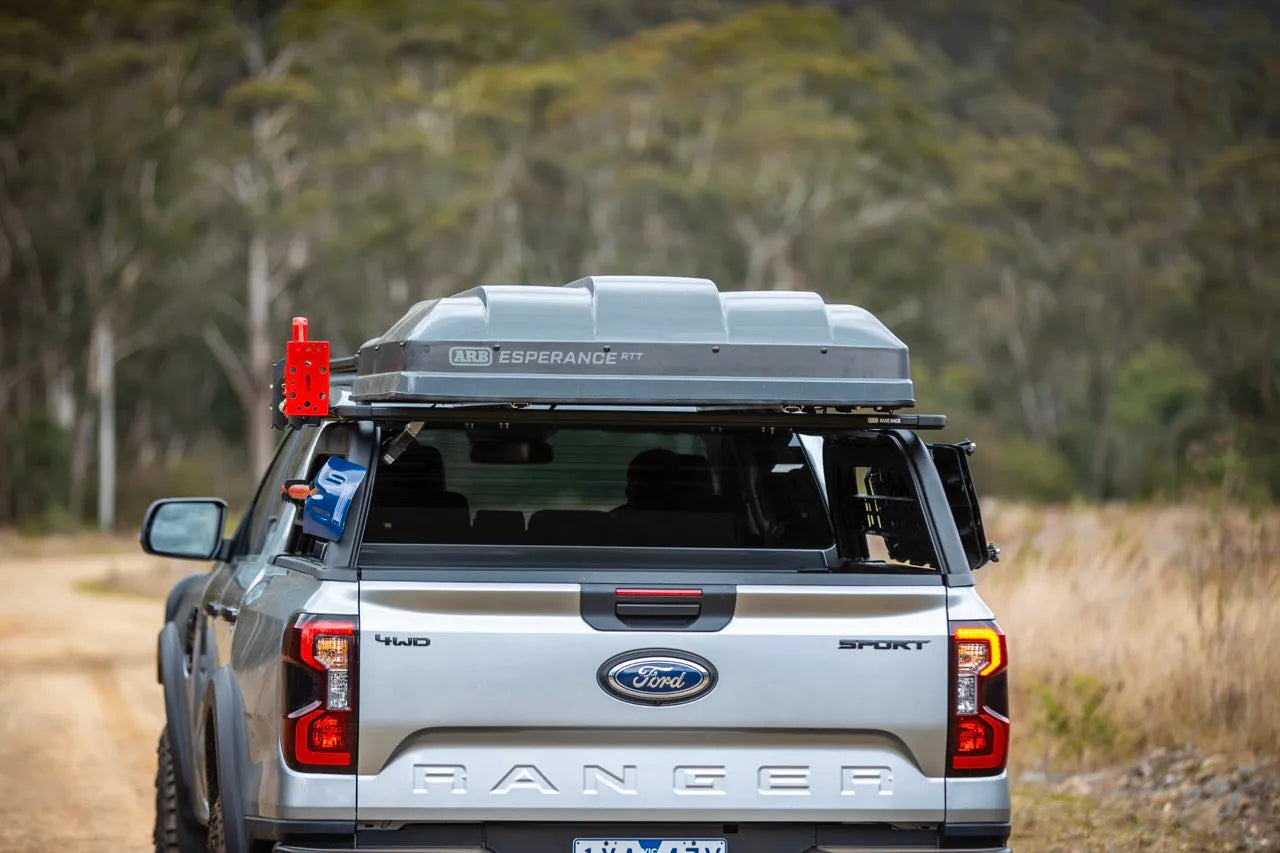 Support de benne ARB 4x4 pour Ford Raptor 2023+ Double Cab, système de fixation robuste pour chargement sécurisé.