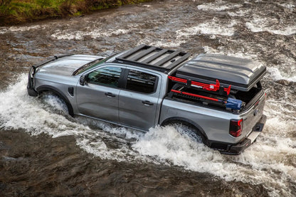 Support de benne ARB Bed Rack System et galerie de toit Baserack pour Toyota Hilux Revo 2016+ Double Cab, vue de face.