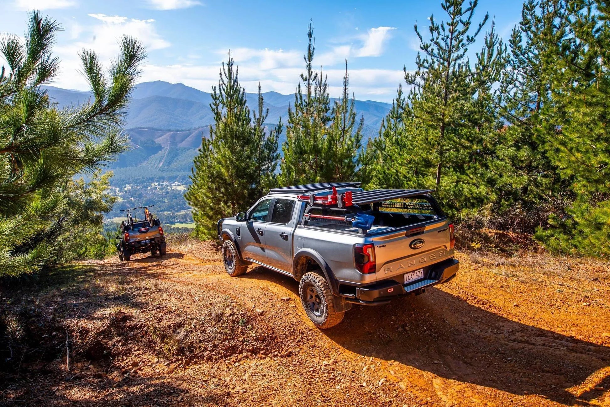 Support de benne ARB et galerie de toit Baserack pour Toyota Hilux Revo Double Cab 2016+ sur le toit du véhicule.