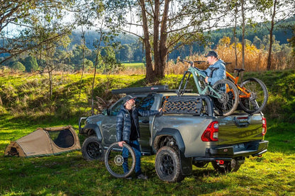 Support de benne ARB pour galerie de toit Baserack sur Toyota Hilux Revo 2016+, cabine double, système de fixation robuste.