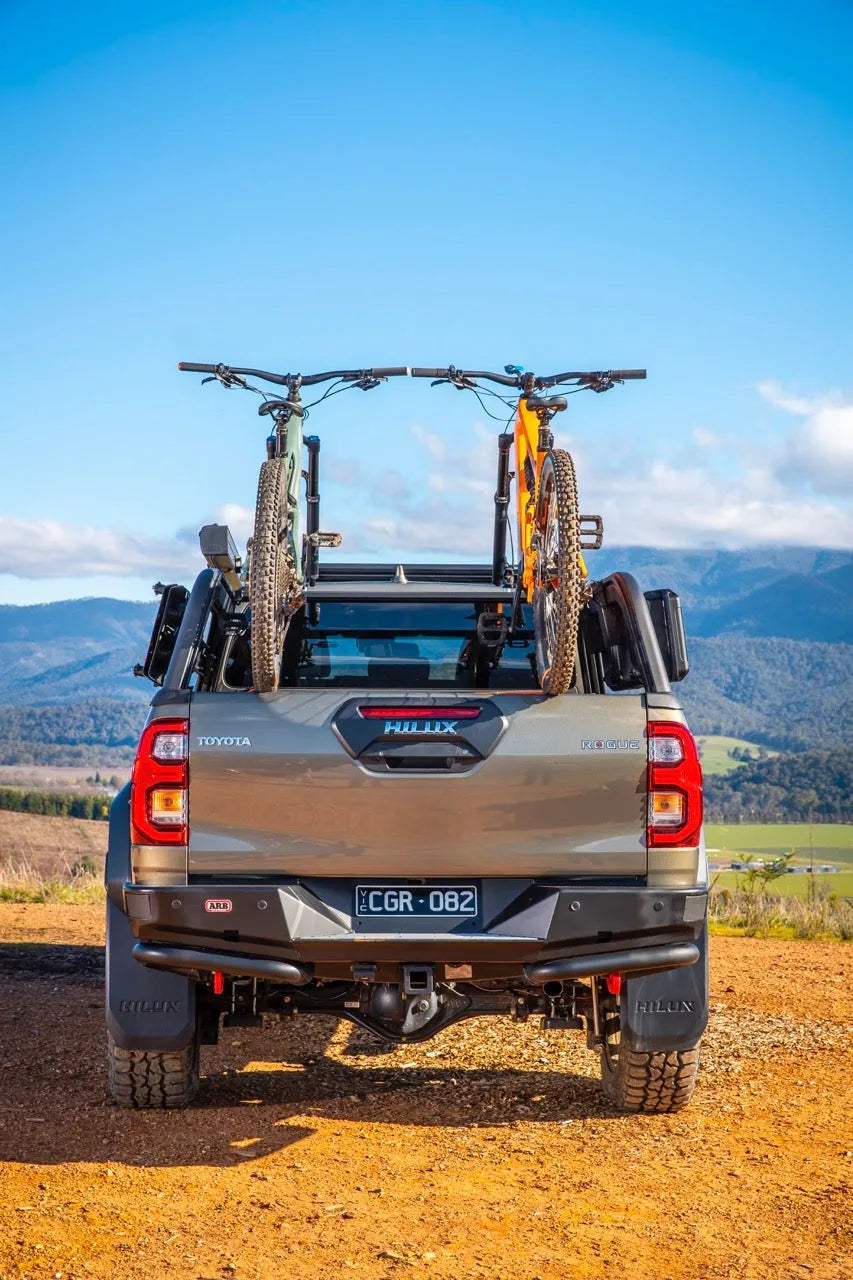 Support de benne ARB pour Toyota Hilux Revo 2016+ Double Cab, système de fixation robuste pour chargement en toute sécurité.