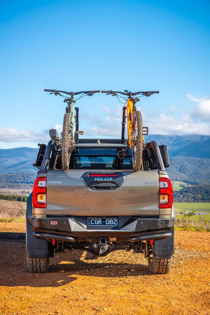 Support de benne ARB pour Toyota Hilux Revo 2016+ Double Cab, système de fixation robuste pour chargement en toute sécurité.
