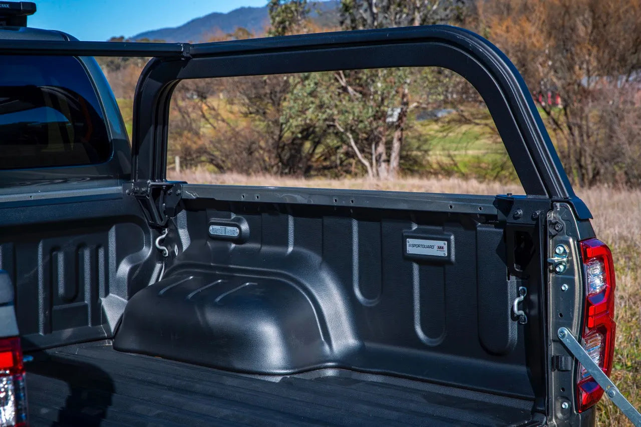 Support de benne ARB pour Volkswagen Amarok 2023+ avec système de rangement robuste et fixation solide.