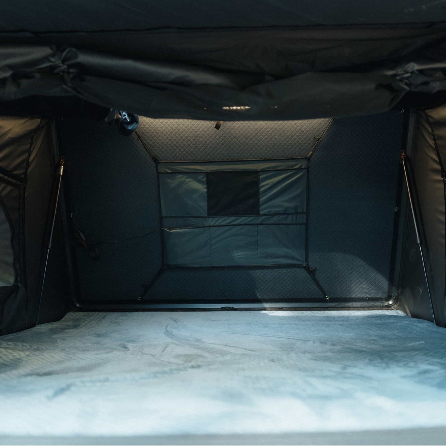 Tente de toit Expedition XL GO OVERLAND CANADA pour 4 à 5 places, installation sur véhicule, en environnement extérieur.