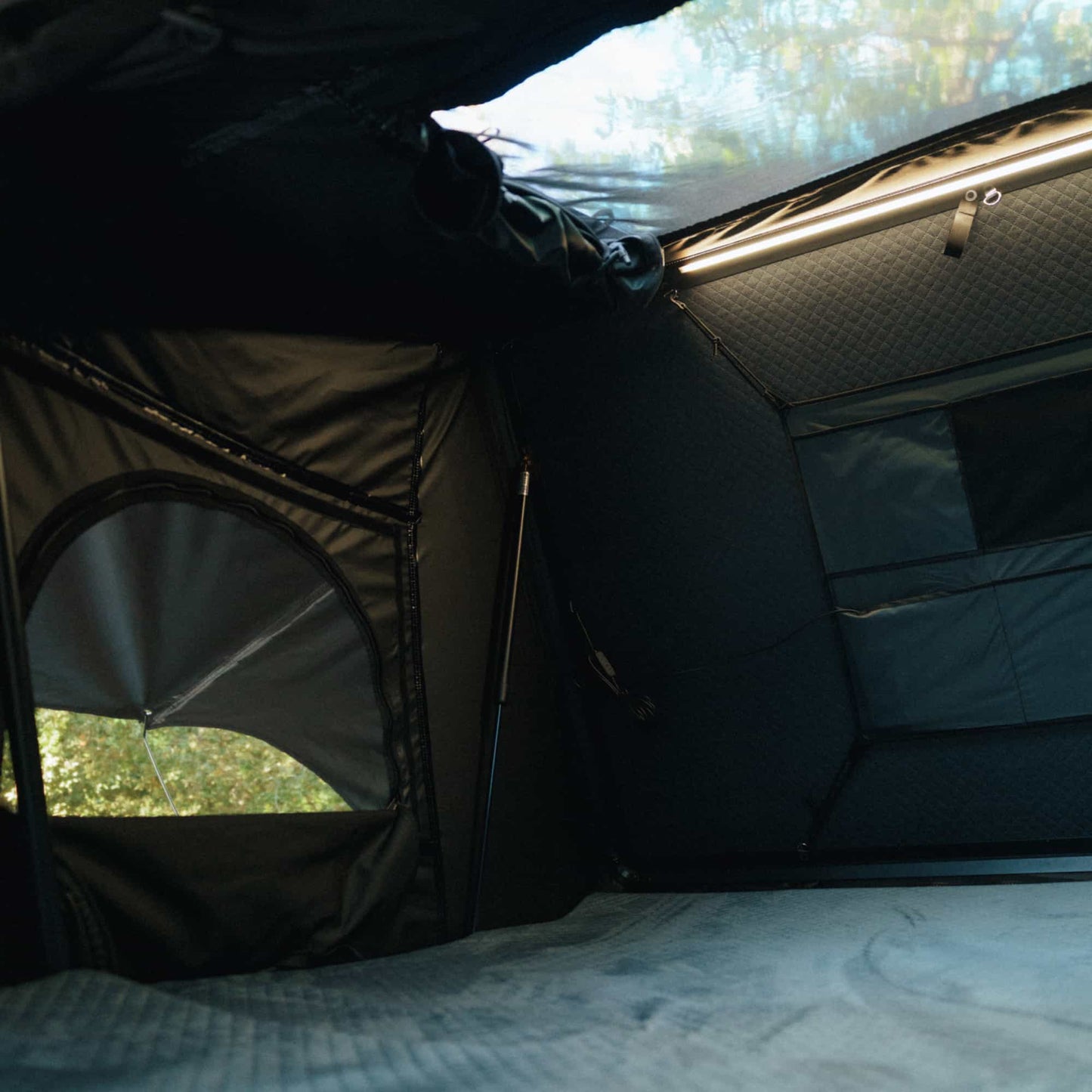Tente de toit Expedition XL Go Overland Canada pour 4 à 5 personnes, montée sur un véhicule tout-terrain, en camping en nature.