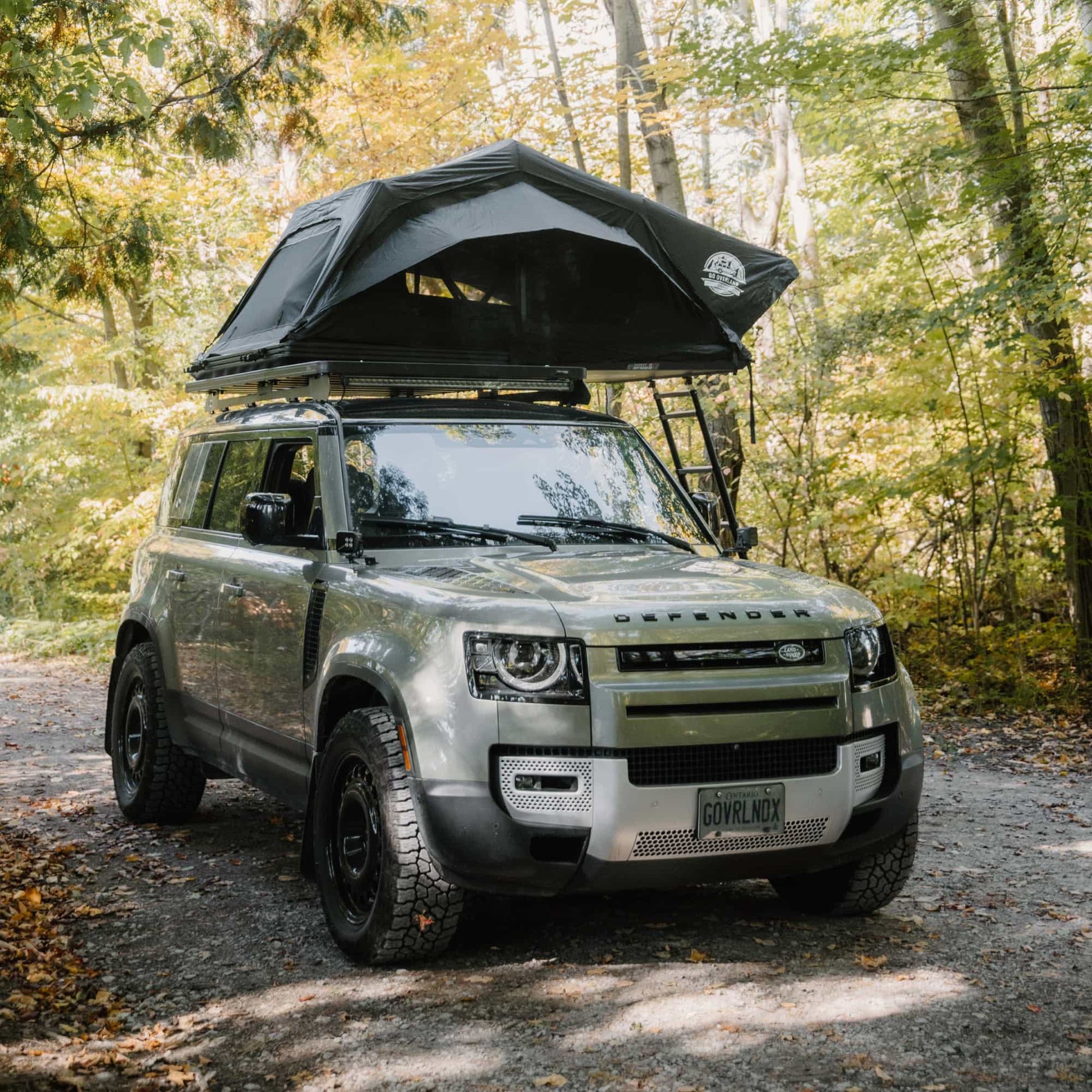 Tente de toit Voyage M Go Overland Canada pour 2-3 personnes, installée sur un véhicule en extérieur, couleur kaki.