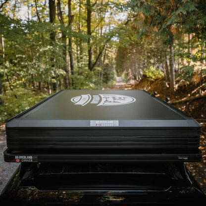 Tente de toit Voyage M GO OVERLAND CANADA pour 2 à 3 personnes, installation sur véhicule tout-terrain.