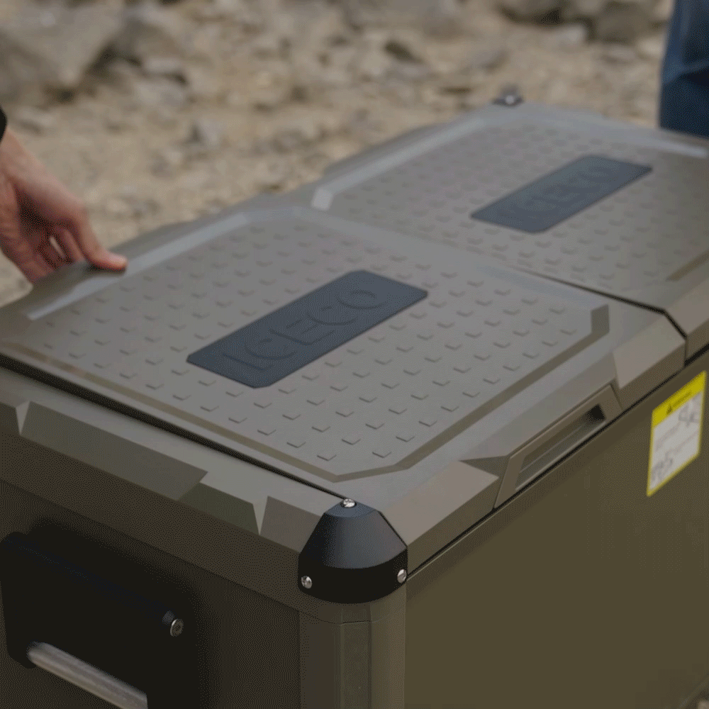 Réfrigérateur/congélateur ICECO 75L à double compartiment, vert, avec portes, pour stockage alimentaire et accessoires.