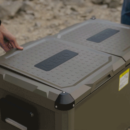 Réfrigérateur/congélateur ICECO 75L à double compartiment, vert, avec portes, pour stockage alimentaire et accessoires.
