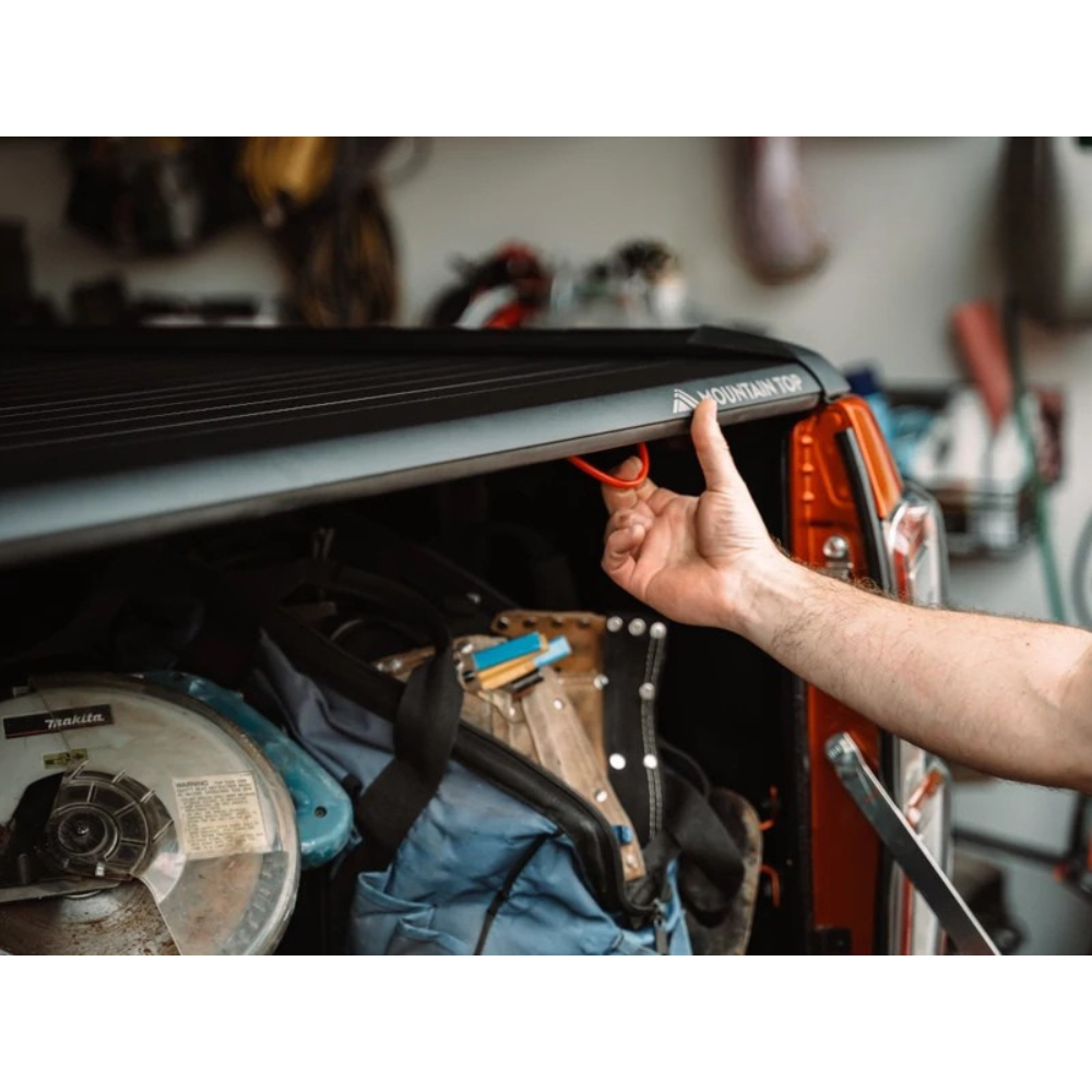 Couvre-benne manuel Mountain Top EVOm pour Dodge Ram 1500 2019+ avec rideau de benne en tissu robuste, installation facile.