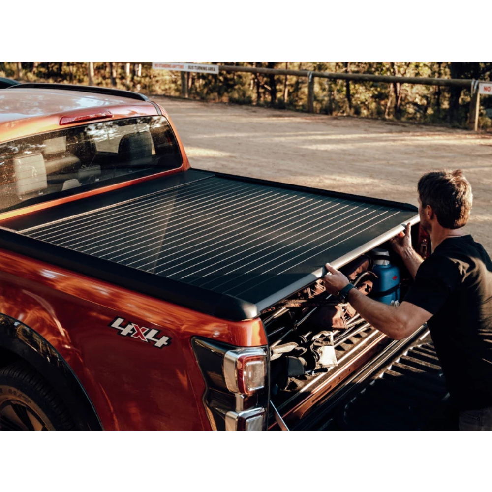 Couvre benne manuel Mountain Top EVOm pour Dodge RAM 1500 2019+ avec rideau de benne en tissu robuste, installation facile.