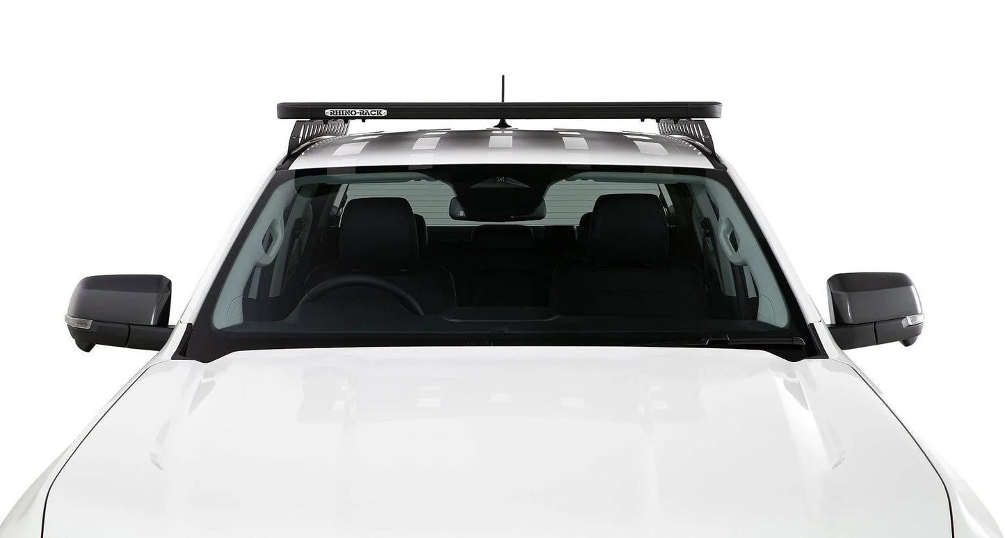 Kit galerie de toit Rhino-Rack Backbone pour Toyota Hilux Revo 2016+ avec barres et fixation visible sur le toit du véhicule.