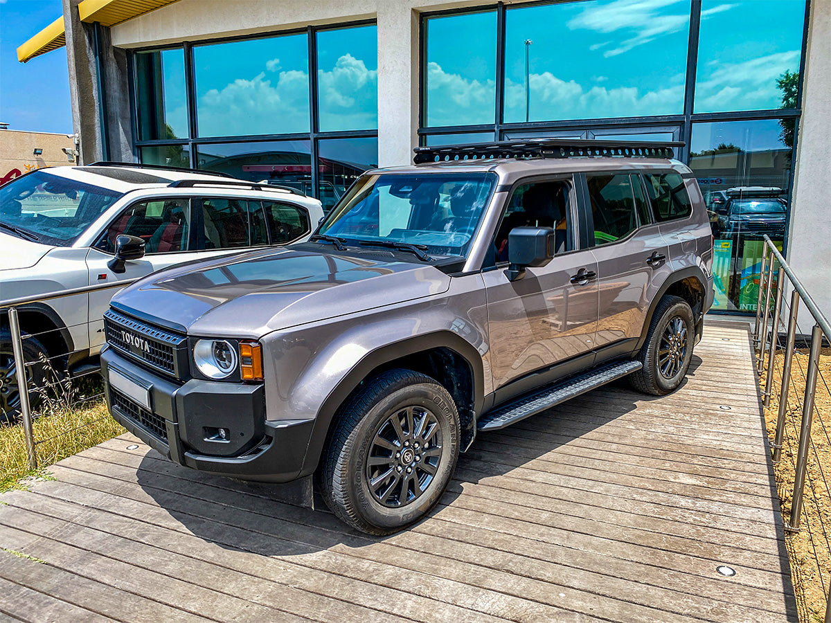 Galerie de toit RHINO-RACK Pioneer Land Cruiser Prado 250, dimensions 2100x1240mm, montage solide pour véhicule tout-terrain.