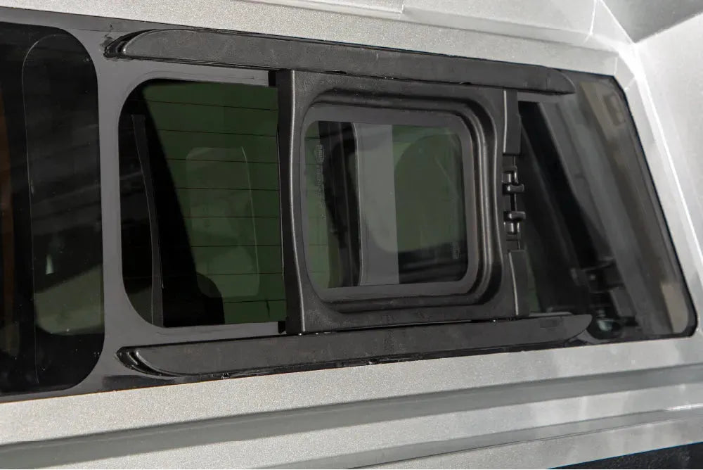 Hardtop RSI EVO SPORT pour Dodge RAM 1500 2009 à présent, en métal noir, installé sur le véhicule.