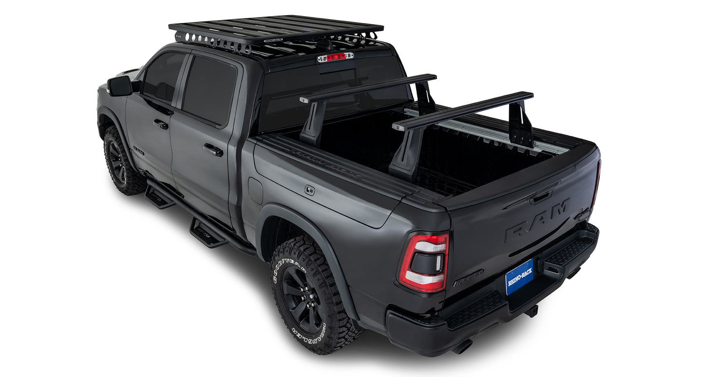 Kit de 2 barres de toit de 1260 mm pour Dodge Ram, système Reconn-Deck, marque RHINO-RACK, fixé sur le toit du véhicule.