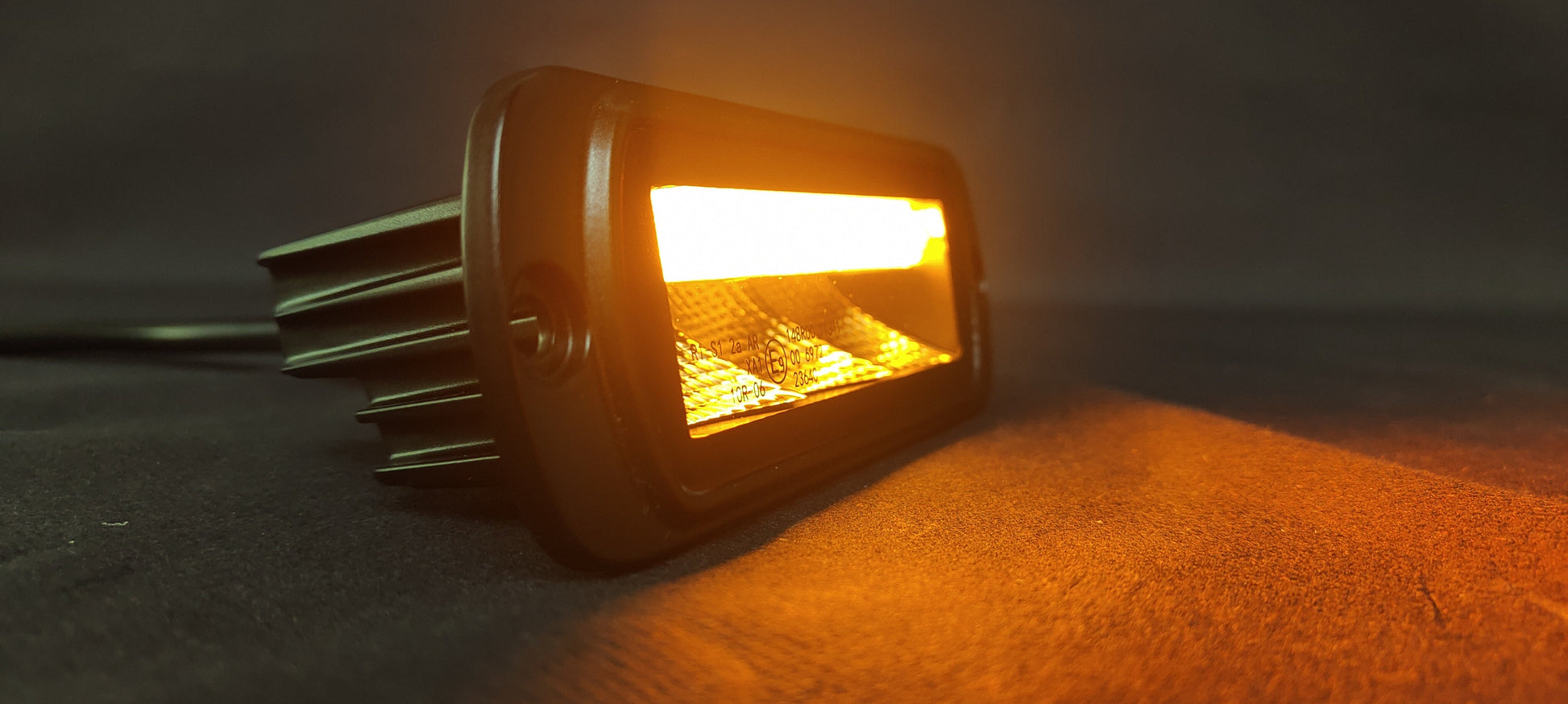 Lumidrive Advertisor Feux Signalisation LED Étanches IP67/69K sur Xperts4x4 Accessoires 4x4 Off-Road