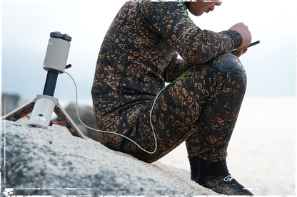 OuTask Lampe Télescopique Gris Clair - Outdoor LED 720° Rechargeable sur Xperts4x4 Accessoires 4x4 Off-Road