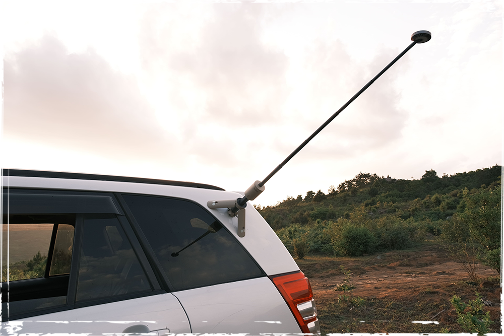 OuTask Lampe Télescopique Gris Clair - Outdoor LED 720° Rechargeable sur Xperts4x4 Accessoires 4x4 Off-Road