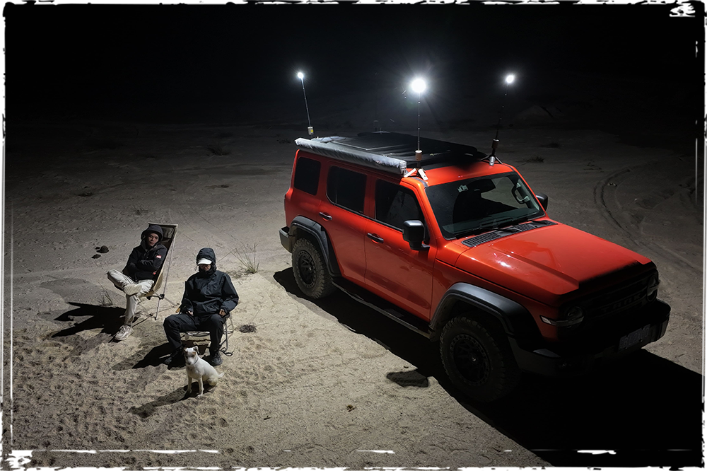 OuTask Lampe Télescopique LED Outdoor 720° - Jaune Désert sur Xperts4x4 Accessoires 4x4 Off-Road