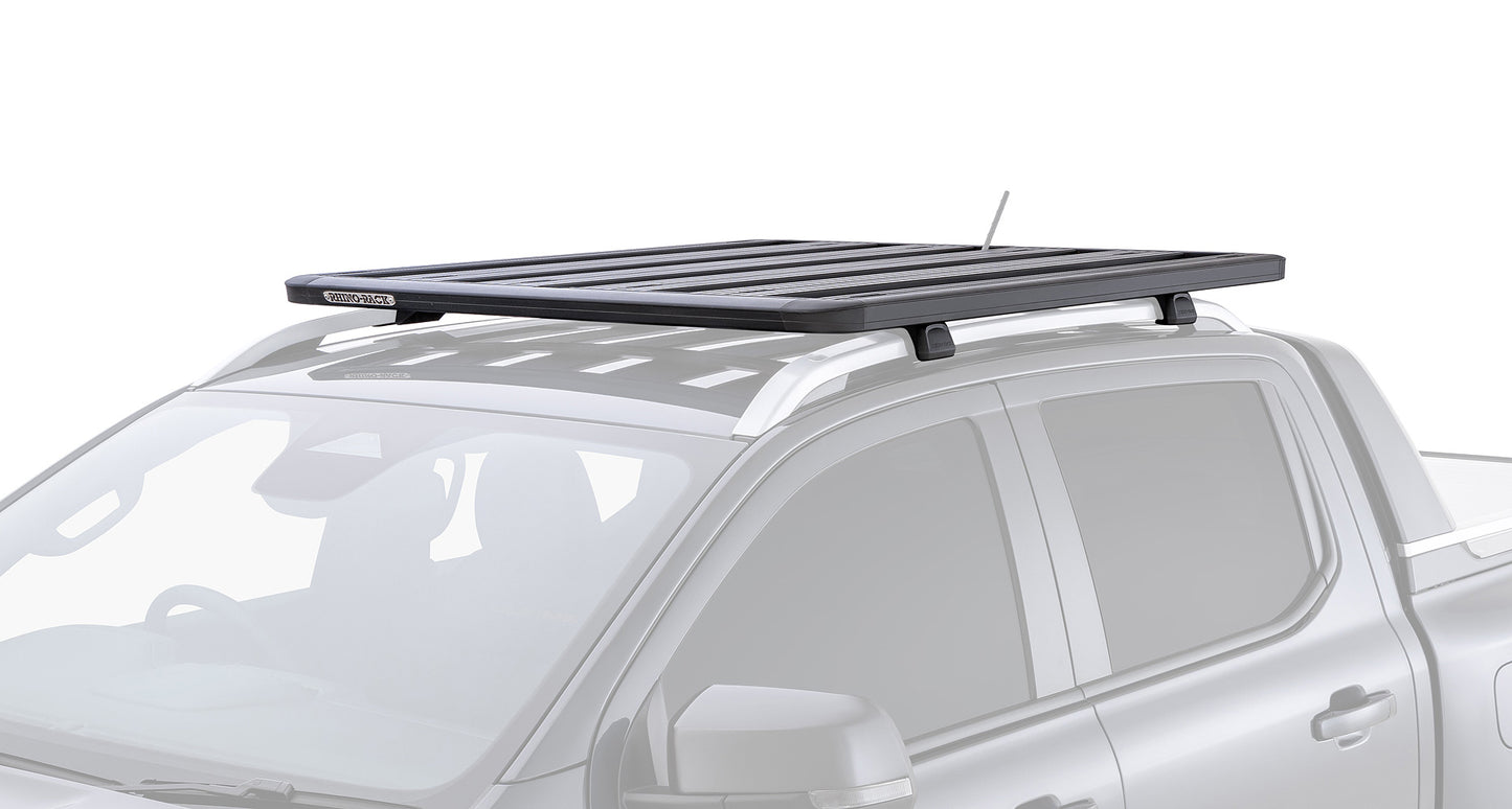 Galerie de toit Rhino-Rack Pioneer 6 1300x1380mm avec pieds RX100, supportant un véhicule tout-terrain.
