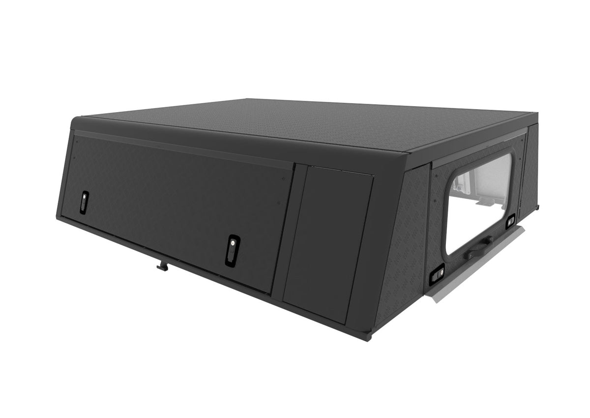 Hardtop Alu-Cab Adventure pour Ford Ranger 2012-2022, robuste et en aluminium, installé sur un pick-up.