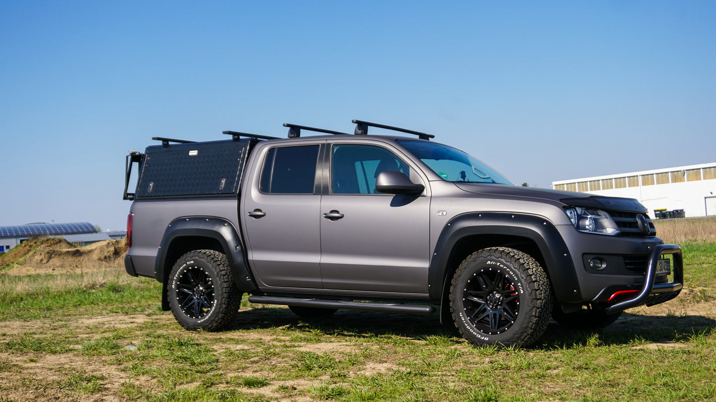 Hardtop Alu-Cab Adventure pour Volkswagen Amarok 2010-2022, robuste et en aluminium, installé sur le pickup.