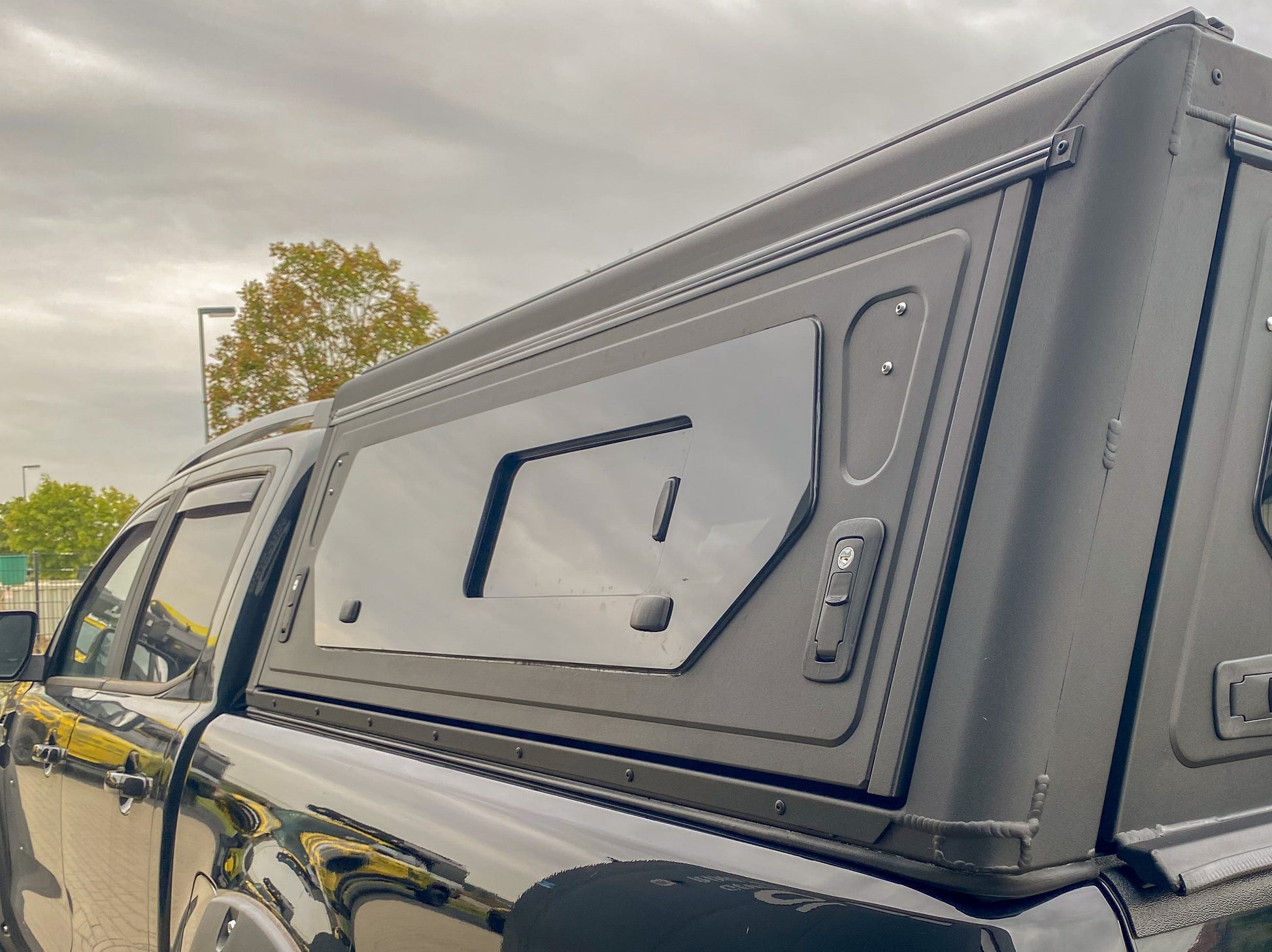 Hardtop Alu-Cab Contour Isuzu D-Max 2020-2023 Double Cab sur Xperts4x4 Accessoires 4x4 Off-Road