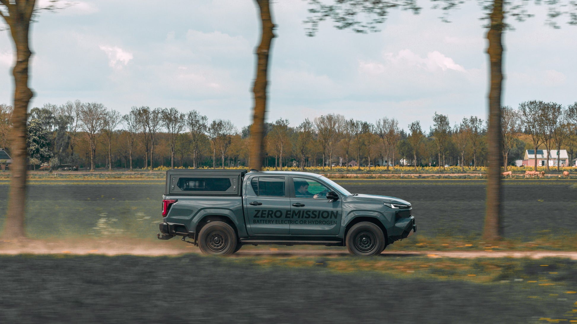 Hardtop Alu-Cab Contour pour Toyota Hilux 2026+ Double Cab, robuste et en aluminium, conçu pour un véhicule tout-terrain.
