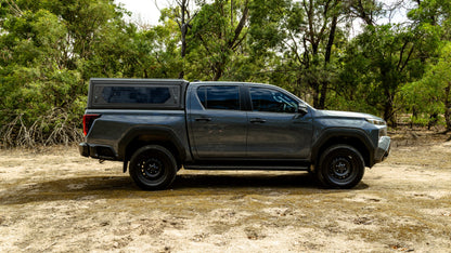 Hardtop Alu-Cab Contour pour Toyota Hilux 2026+ N90 Double Cab, en aluminium, installation robuste et finition élégante