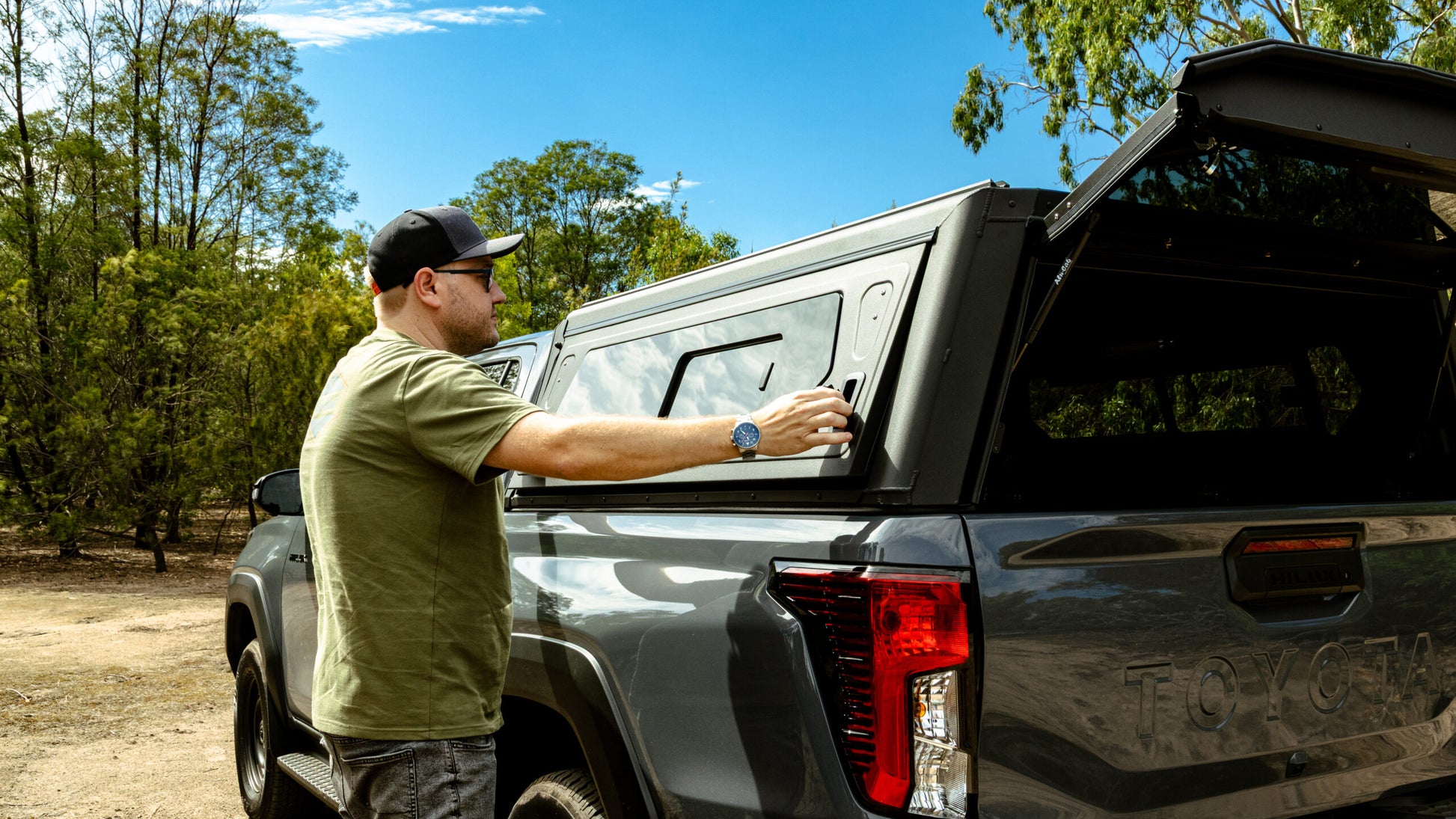 Hardtop Alu-Cab Contour pour Toyota Hilux 2026+ Double Cab, structure en aluminium robuste adapté au modèle N90.
