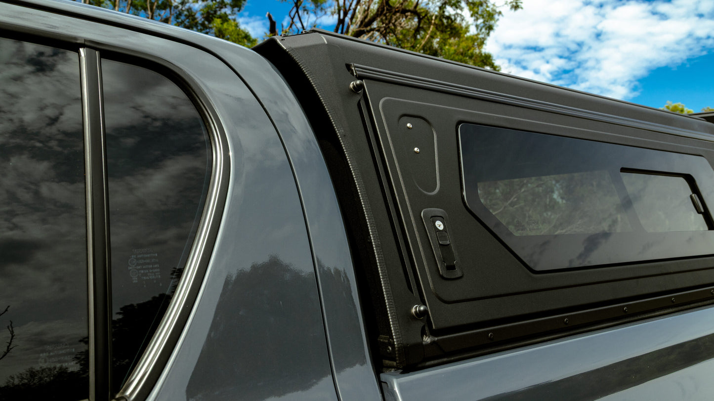 Hardtop Alu-Cab Contour pour Toyota Hilux 2026+ N90 Double Cab, en aluminium, installé sur le véhicule.