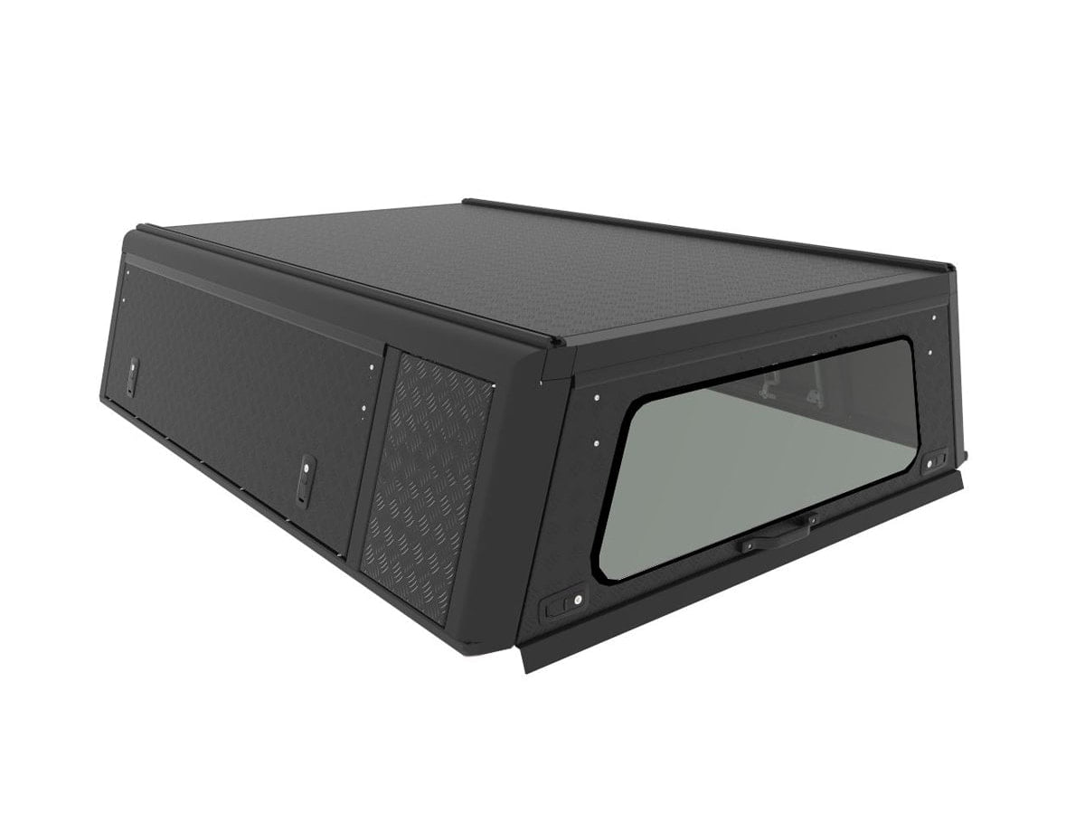 Hardtop Alu-Cab Explorer 3 pour Isuzu D-Max 2012-2020, robuste et en aluminium, adapté aux Space-Cab, vue de l'extérieur.