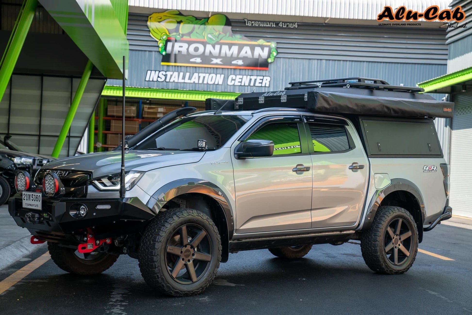 Hardtop Alu-Cab Explorer 3 Isuzu Dmax 2012 à 2023 - Noir sur Xperts4x4 Accessoires 4x4 Off-Road