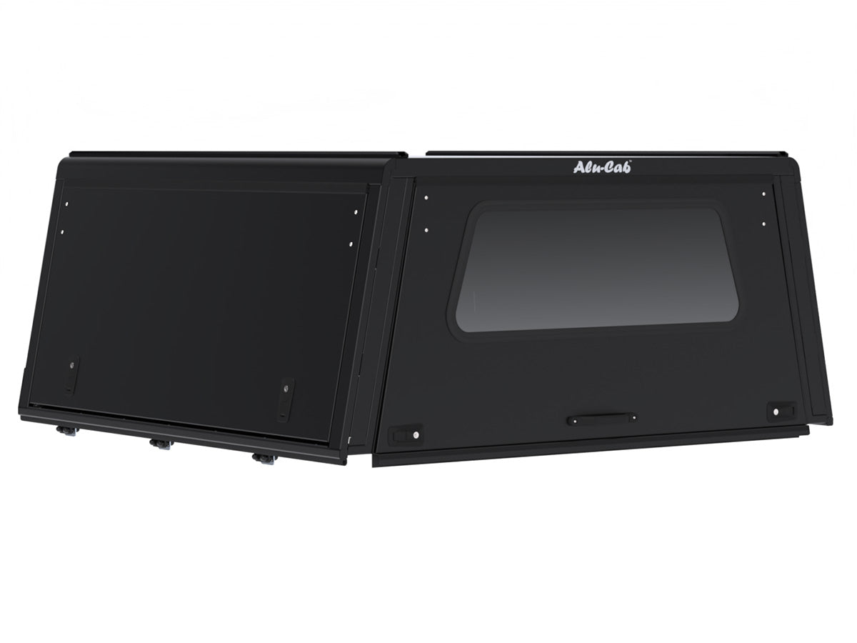 Hardtop Alu-Cab Explorer 3 pour Toyota Land Cruiser 79 1999+, en aluminium, monté sur le véhicule tout-terrain.