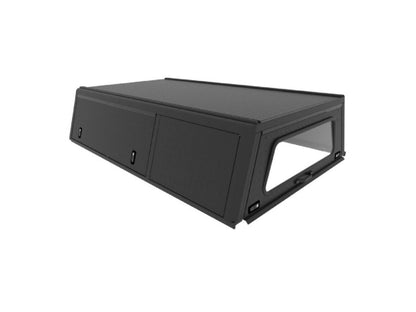 Hardtop Alu-Cab Explorer 3 pour Toyota Land Cruiser 79 1999+ en aluminium, vue de face avec fenêtres et porte latérale.