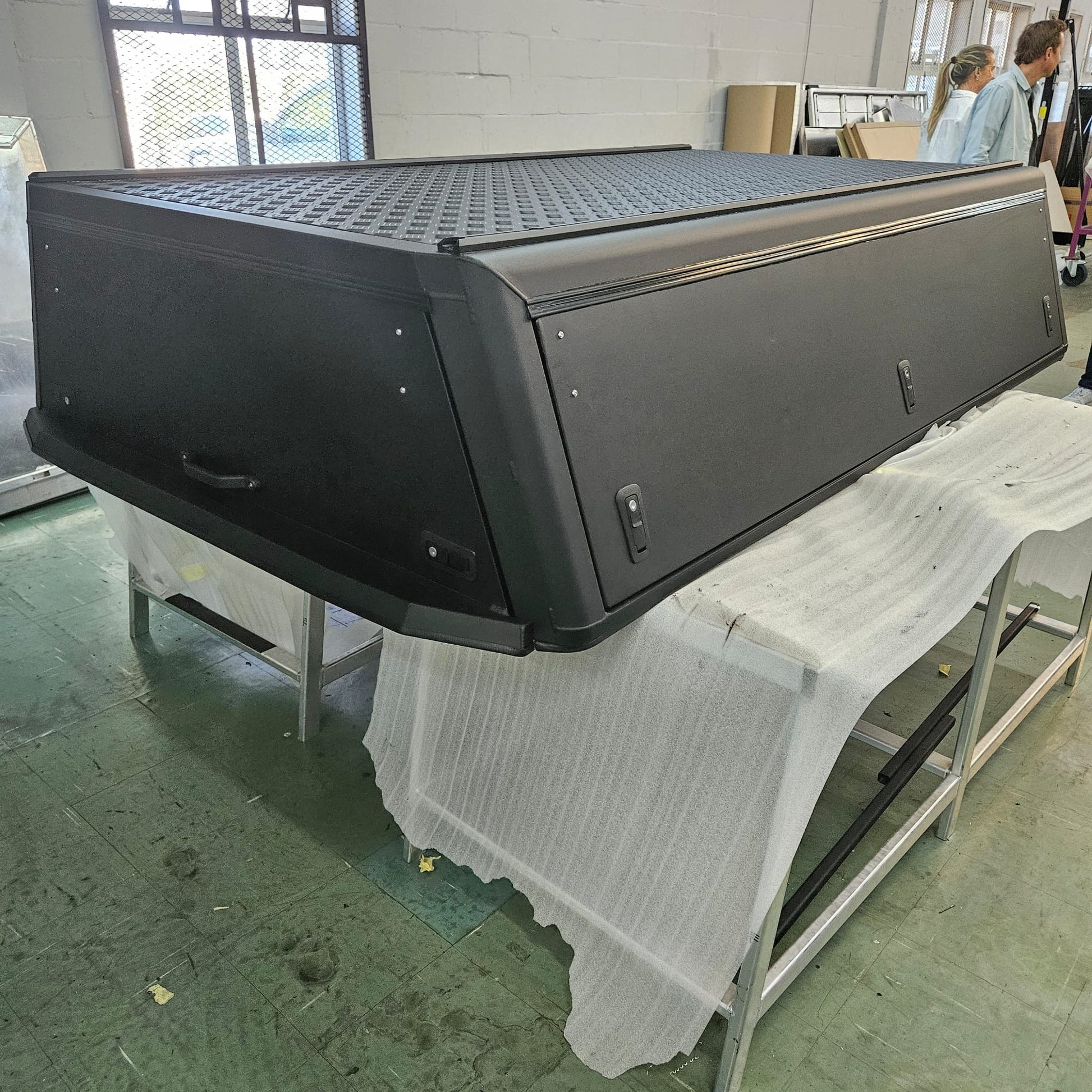 Hardtop Alu-Cab noir pour Ford Ranger 2023+ cabine simple, robuste et élégant, idéal pour l'aventure.