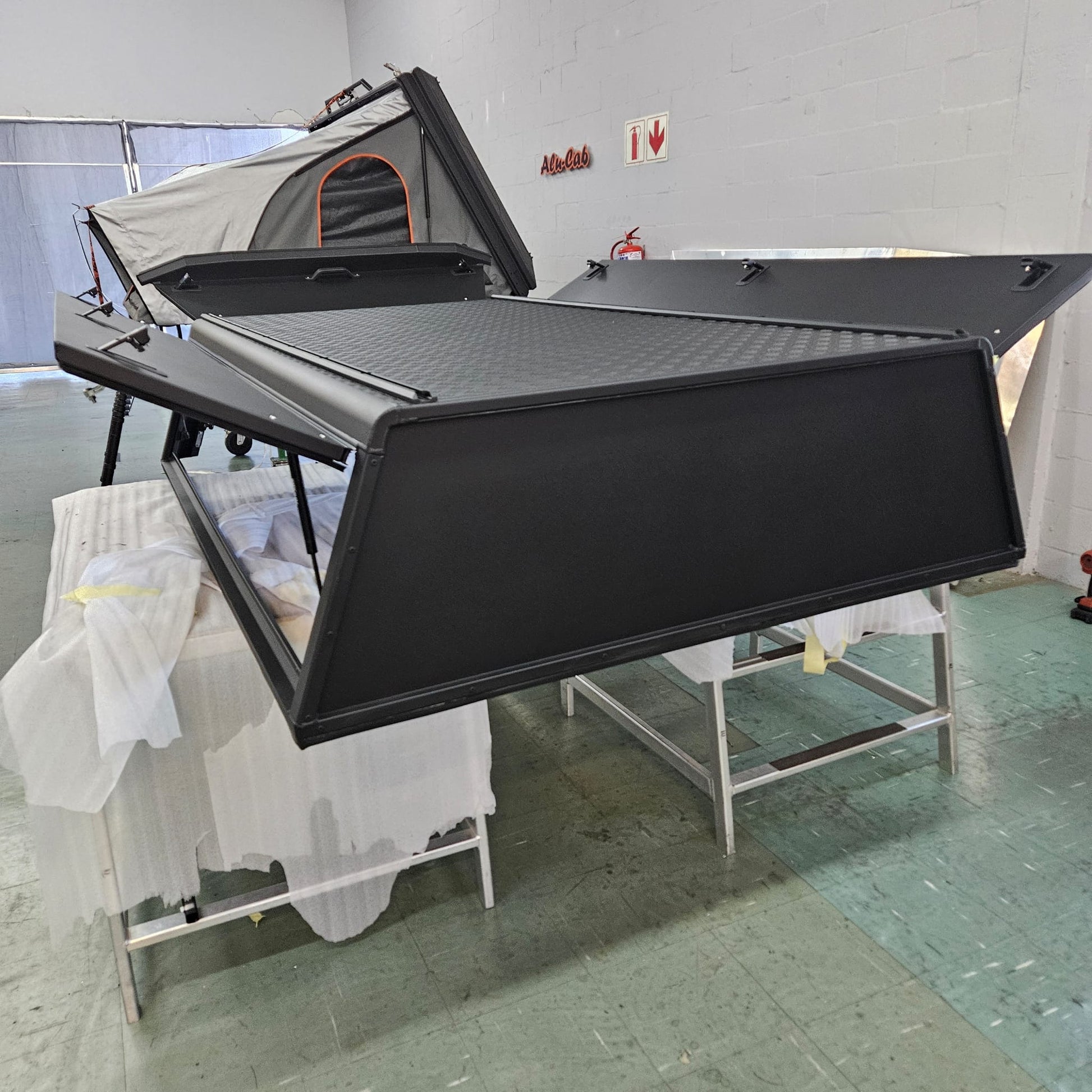 Hardtop Alu-Cab noir pour Ford Ranger 2023+ Single Cab, robuste et élégant, adapté pour Explorer.