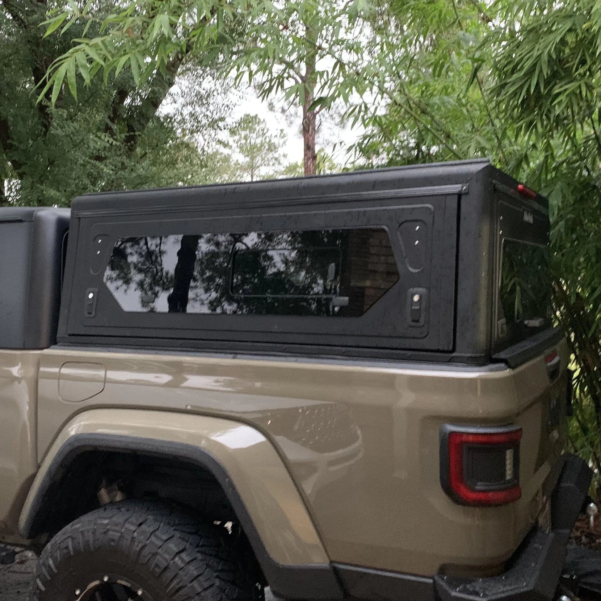 Hardtop Jeep Gladiator JT 2019+ | Alu-Cab Contour | Aluminium Noir sur Xperts4x4 Accessoires 4x4 Off-Road