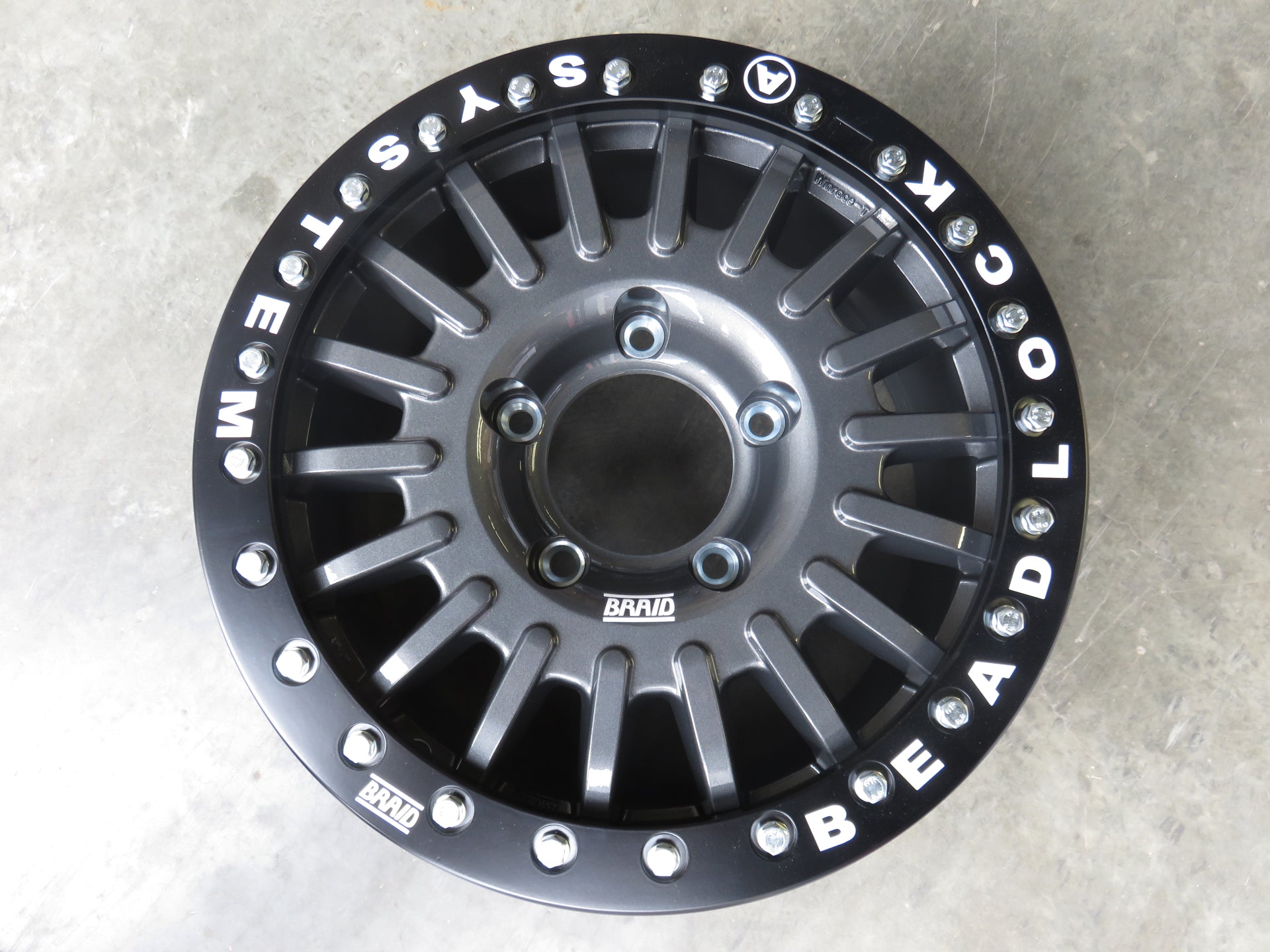 Jante Alu BRAID Winrace Grise 5x17 5x150 ET38 sur Xperts4x4 Accessoires 4x4 Off-Road