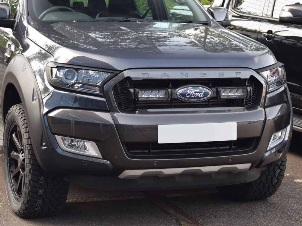 Pack LED Calandre LAZER LAMPS pour Ford Ranger 2016-2018, éclairage LED moderne sur la grille du véhicule.