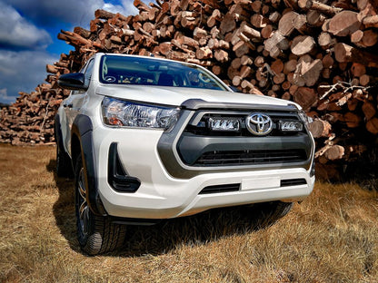 Pack LED Calandre LAZER LAMPS pour Toyota Hilux Active et Icon 2021+ avec feux LED intégrés.