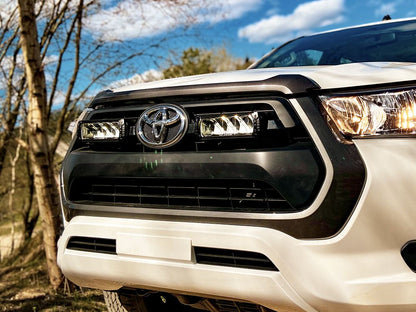 Pack LED Calandre LAZER LAMPS pour Toyota Hilux Active et Icon 2021+ avec phares LED intégrés.