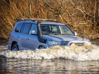 Snorkel Safari 4x4 Armax installé sur Toyota Land Cruiser URJ200 2008-2015, équipement robuste pour conduite tout-terrain.