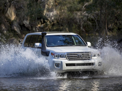 Snorkel Safari 4x4 Armax installé sur un Toyota Land Cruiser URJ200 2008-2015, vue de côté en situation tout-terrain.